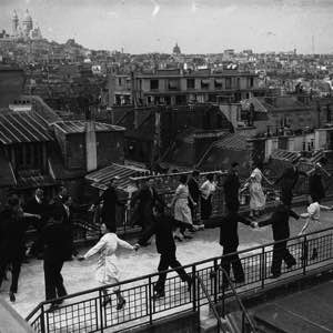 Danse sur les toits de Paris, Agence de presse Meurisse, 1936 #gallica #bnf #paris #rooftop #old #photograph